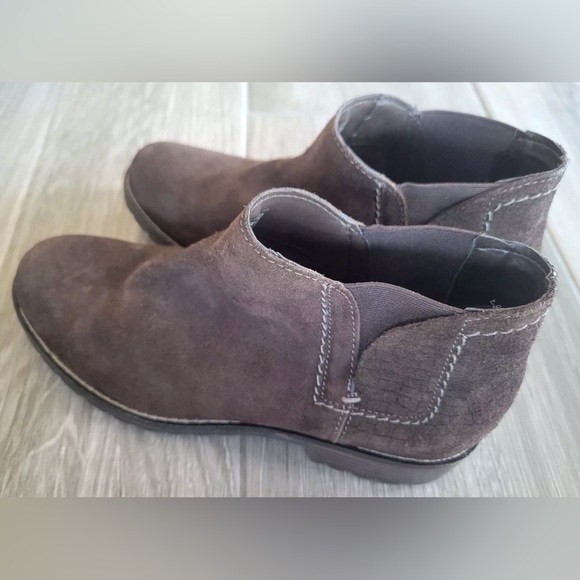CLARKS WOMEN'S BOOTS BROWN SUEDE ANKLE BOOTIES SLIP ON SHOES WITH WOOD HEEL 6.5M - Picture 3 of 7